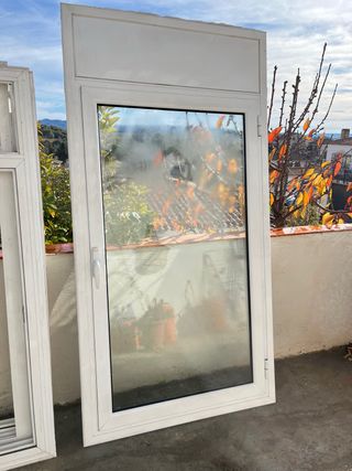 Ventana abatible blanca