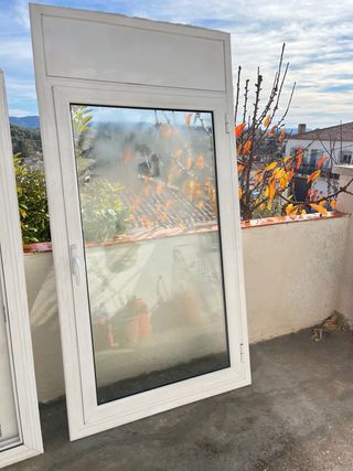Ventana abatible blanca
