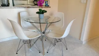 Mesa redonda cristal y 4 sillas blancas
