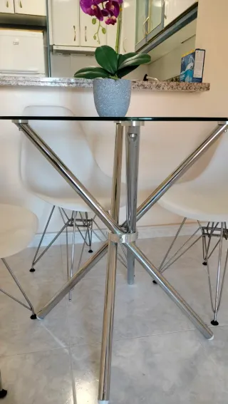 Mesa redonda cristal y 4 sillas blancas