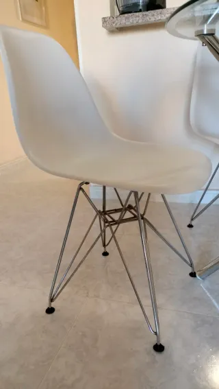 Mesa redonda cristal y 4 sillas blancas