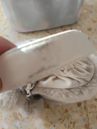 Bolso peluche beige con pompones y cadena