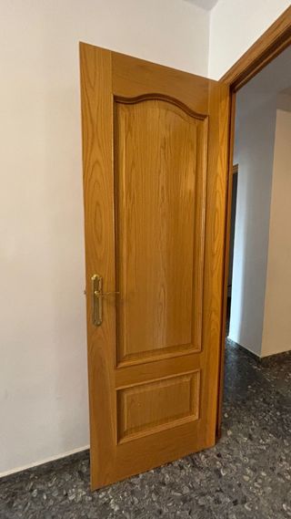 Puerta interior de madera