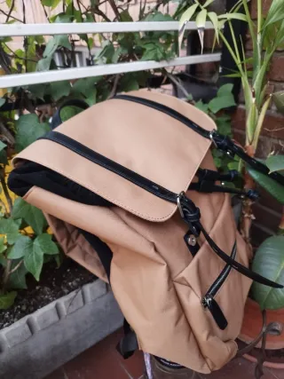 Mochila unisex beige y negra