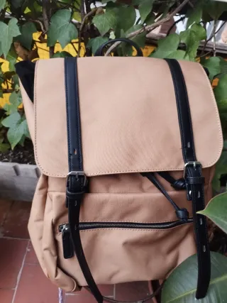 Mochila unisex beige y negra