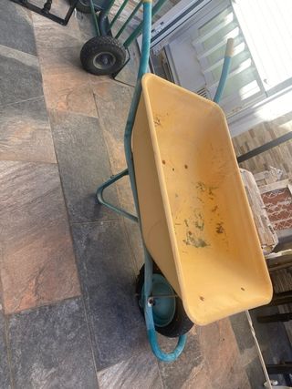 Carretilla de obra amarilla