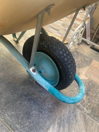 Carretilla de obra amarilla