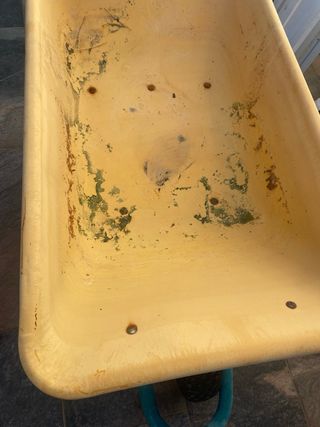 Carretilla de obra amarilla