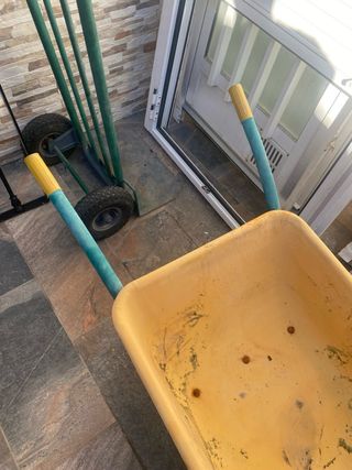 Carretilla de obra amarilla