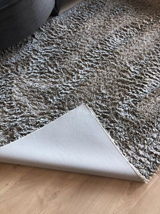 Alfombra de tela marrón y gris