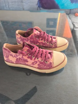 Zapatillas rosas y moradas con estampado floral