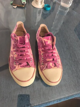 Zapatillas rosas y moradas con estampado floral