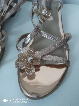 Sandalias doradas con flores