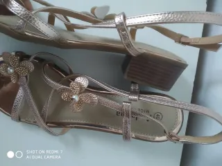 Sandalias doradas con flores