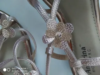 Sandalias doradas con flores