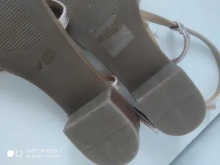 Sandalias doradas con flores