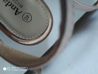 Sandalias doradas con flores