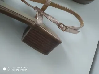 Sandalias doradas con flores