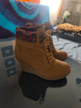 Botines Marrones con Detalles Multicolor