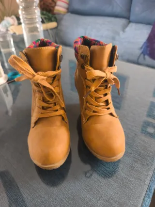 Botines Marrones con Detalles Multicolor