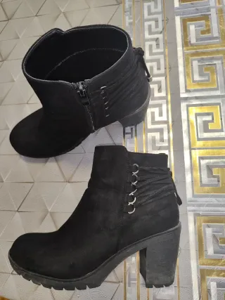 Botines negros con cordones talla 41