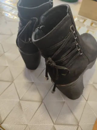 Botines negros con cordones talla 41