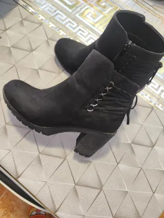 Botines negros con cordones talla 41