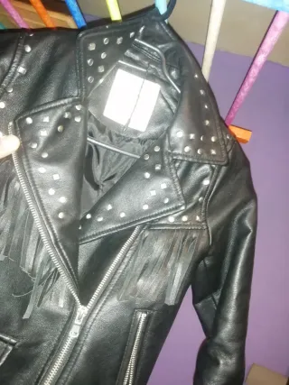 Chaqueta cuero niña tachuelas flecos