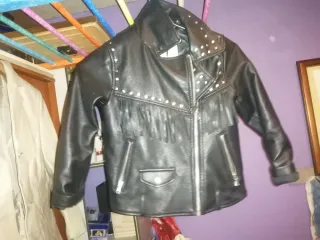 Chaqueta cuero niña tachuelas flecos