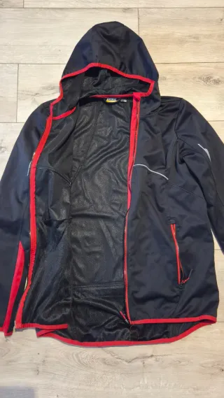 Chaqueta cortavientos negra y roja
