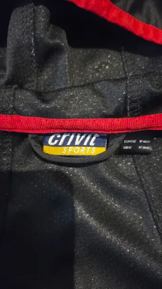 Chaqueta cortavientos negra y roja