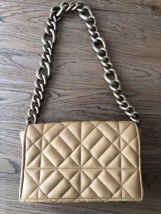 Bolso Zara camel acolchado con cadena