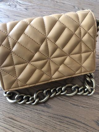 Bolso Zara camel acolchado con cadena