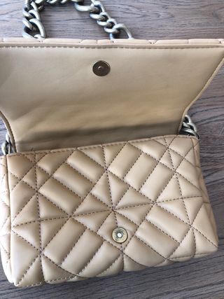 Bolso Zara camel acolchado con cadena