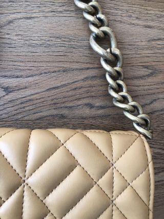 Bolso Zara camel acolchado con cadena