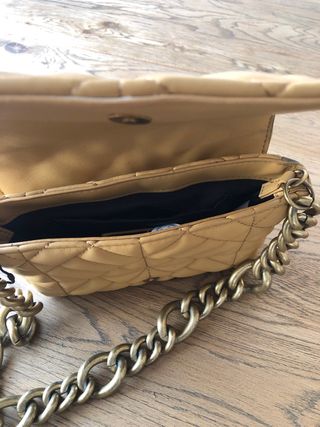 Bolso Zara camel acolchado con cadena