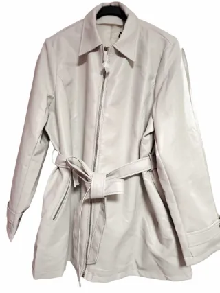 Chaqueta blanca con cinturón