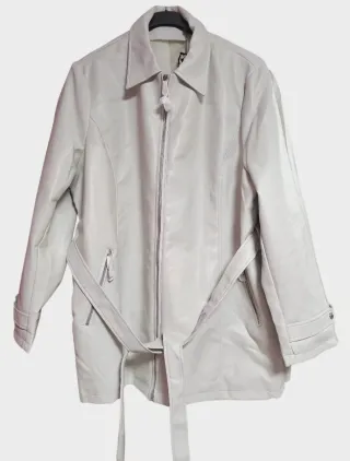 Chaqueta blanca con cinturón