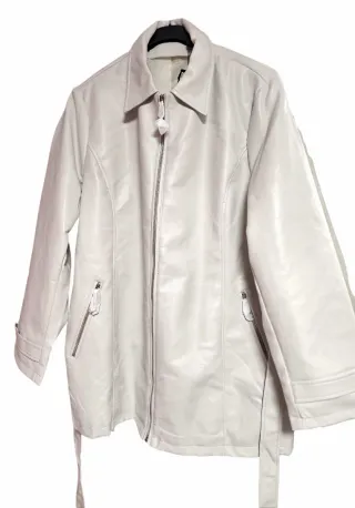 Chaqueta blanca con cinturón