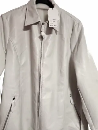 Chaqueta blanca con cinturón