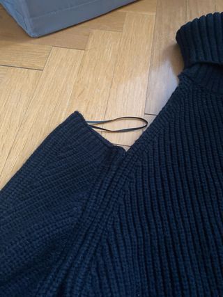 Jersey cuello alto hombros descubiertos