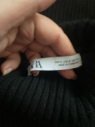 Jersey cuello alto hombros descubiertos