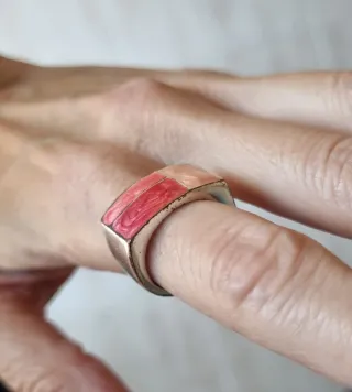 Anillo con esmalte rosa