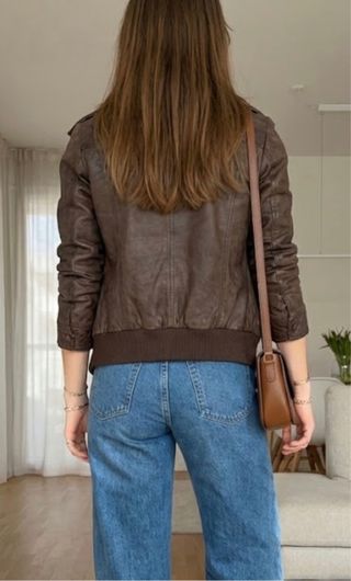 Chaqueta de cuero marrón estilo bomber