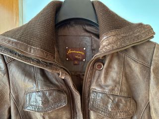 Chaqueta de cuero marrón estilo bomber