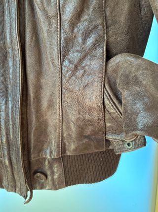Chaqueta de cuero marrón estilo bomber