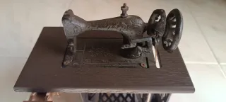 Máquina de coser miniatura decorativa