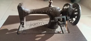 Máquina de coser miniatura decorativa