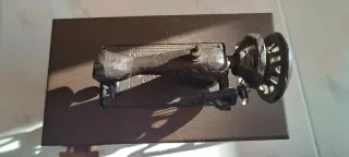 Máquina de coser miniatura decorativa