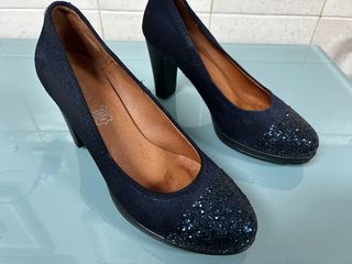 Zapatos de salón azul con brillos
